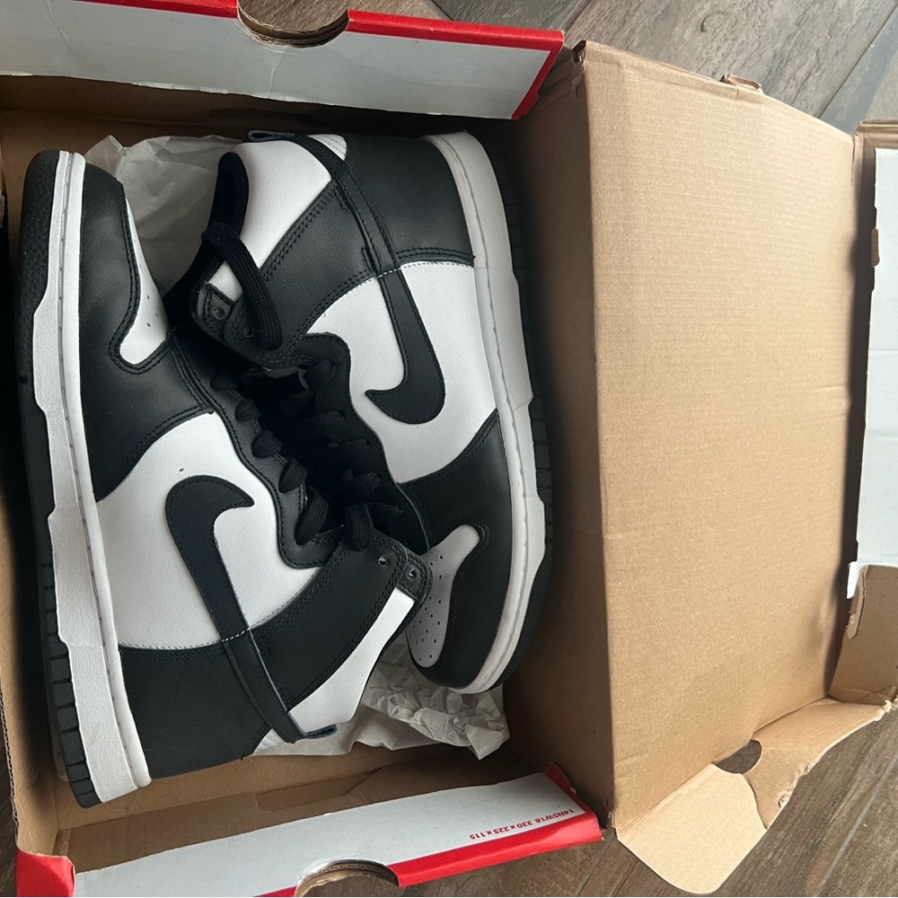 Panda Nike Dunks - Picture 4 of 5